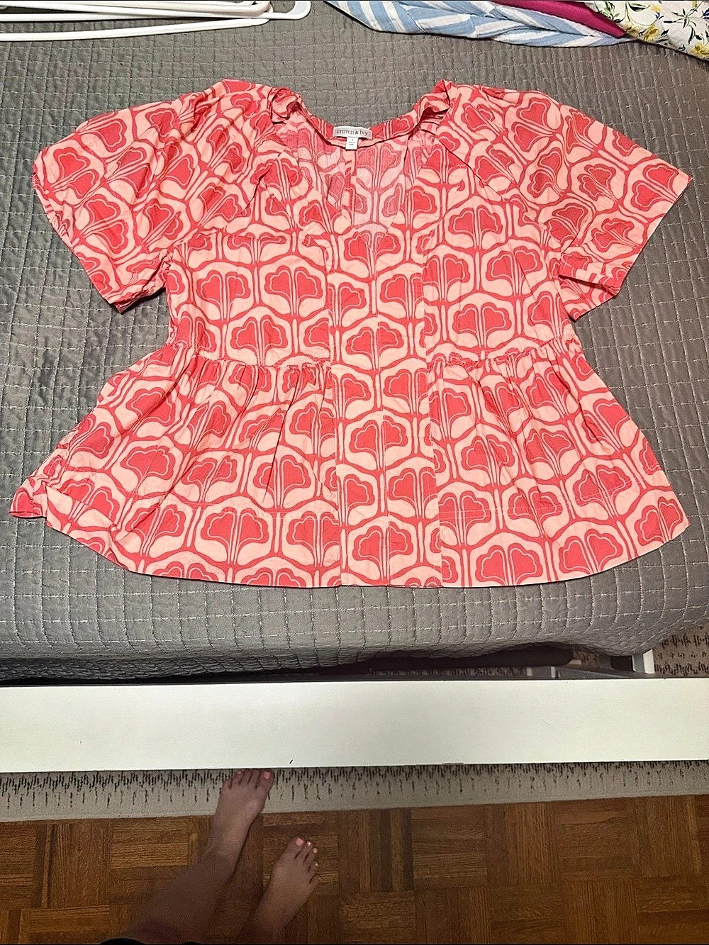 Crown & Ivy Geometric Short Sleeve Blouse in Pink Size Small
